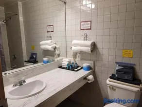 Roadking Inns Motel - Image 2