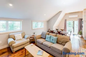 Cozy and modern hideaway - walk to the beach - fast WiFi & washer/dryer - Image 3