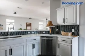 Modern 2-Story Cowboy Pool Retreat Mins to Downtown, UT Football, ACL, F1 - Image 4