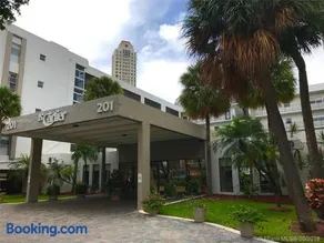 Walk to the Beach at Sunny Isles - Image 2