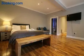 Signature - Linden Cottage Room 1 - Image 5