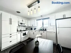 Fully Furnished, 5 Bedrooms, 2 Kitchens, Free Parking, Corporate Housing - Image 4