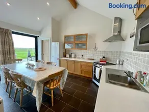 Charming 3BR Cottage with Garden | Southerndown - Image 4