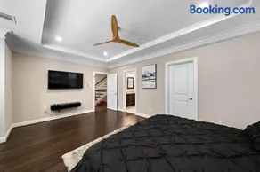 Modern Loft Unit with Patio at the Galleria - Image 1