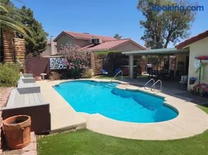 4 miles to Strip / Big house with pool - Image 2