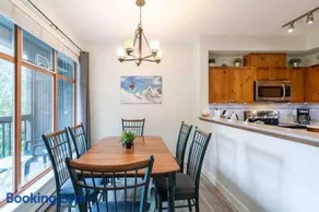 Updated Townhouse in Village. Pool/Hot Tub/Parking - Image 3