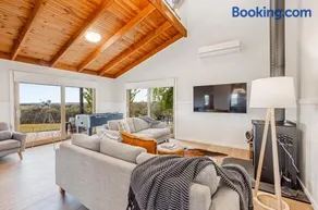 Mia Springs Pool Oasis in Heathcote Wine Country - Image 1