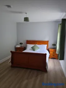 Modern 2 bedroom Apartment with River views - Image 3