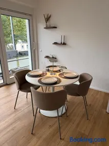 Modernes City Appartment mit Balkon & Parkplatz - Image 1