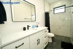 Elegant Queen Suite & Private Room in Spacious Bartow Coliving Apartment Near Lakeland & LEGOLAND - Image 5