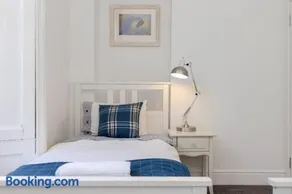 TRADITIONAL 3 BEDROOM QUIET DUPLEX FLAT BY HIGH ST, TRAMS and BUSES - JUST 1-5 MILES TO CENTRE - Image 3