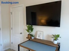 Charming DC Townhome with 3 Private Bedroom Suites - Image 4
