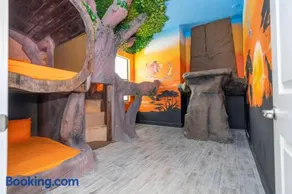 BRAND NEW 15Bed Home wprivate Pool 5824 - Image 3