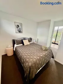 2BR-2BR-2Cars -CBD-Pool-sleeps 6 - Image 2