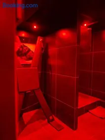 Love Room- Jacuzzi XXL- Climatisé- Table massage Accessoires - Image 2