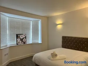 Zone 3 Flat with Parking and Garden - Image 4