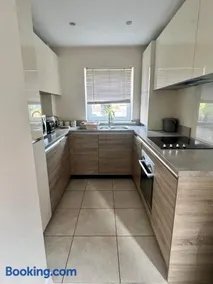 Spacious 2-bedroom house with free parking - Image 4