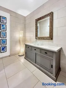 SHARED POOL King Bed & Air-Conditioned Cozy Apartment - Image 3