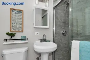 Prime Location, Cozy & Spacious home in Schaumburg - Image 5
