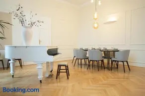 Chic 180m 3BR Apt near Parliament, Self Check-in - Image 1
