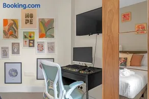 Sleek 1-Bed Retreat, 2-Min Walk to Chiswick Park Tube - Image 4