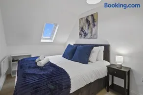 Modern Apartment I Self Check-in I Wi-Fi I Free Private Parking I Sleeps 3 - Image 2
