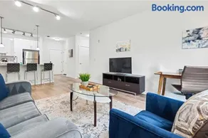 Modern Stamford Stay Near Dining & Train - Image 3