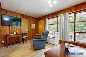 Lakeside condo dog-friendly with AC large porch shared amenities beach access pool tennis - Image 3