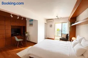 Apartment with balcony and pool near the sea - Image 3
