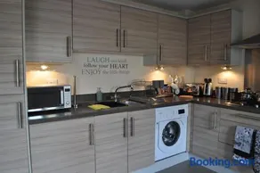 Beaney View House - Comfortable Spacious 4 Bedrooms En-suites House with Free Wifi and Parkings Located at quiet neighbourhood and easy access to town centre - Image 2