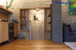 Peaceful & Central Self Contained 1 Bedroom House - Image 2