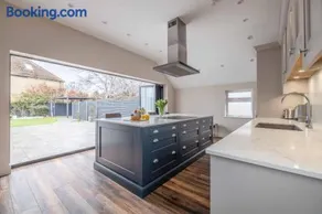 FAMILY FRIENDLY ESCAPE IN ETON, COUNTRYSIDE VIEWS with Hot Tub - By Tempstay - Image 1
