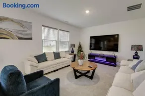 4BR/2.5BA Greenwood, Indy, Community Pool, Sleeps 8 - Image 1