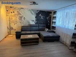 5 Zimmer Haus mit Whirlpool, Grillhütte und privatem Garten, Perfekt für Gruppen oder Familien - Image 4