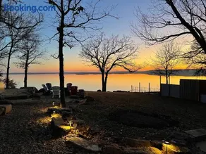 Blufftop Cabin Retreat Hot Tub and Fall Views! - Image 1