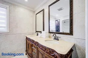 Upper-Level Classic House in Richmond Hill - Image 3