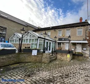 Huddersfield Central Lodge - Image 5