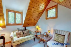 Beautiful hilltop home with deck & view of Penobscot Bay - near festivals & more - Image 2