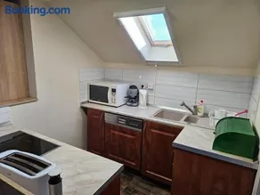 Comfy Attic Near the Airport - Full - Image 2
