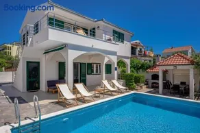 Sea Flower Beachfront Villa - Image 2