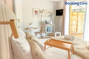 Les Gîtes de Laure - L'Eden Romantique, B&B, Spa privatif et Petit Déjeuner, Couloir de nage, 10mn Carcassonne - Image 2