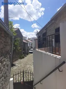 Casa rústica com terraço e jardim - Image 1