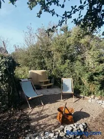 Pet Friendly Shepherd's Hut Sleeps 2 with Hot Tub - Image 4
