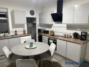 Stylish 2-Bed, Free Parking, Netflix, Coffee Machine, 5 mins from City Centre - Image 2