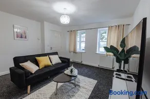 Spacious Peterborough PE1 3BR House For Short & Long Stay With Free Parking, WiFi & Garden, Contractors & Family Friendly - Image 2