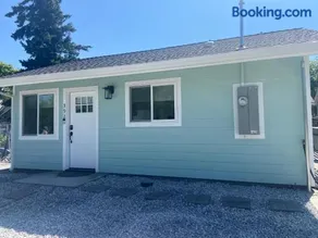 Newer Cozy Guest Cottage with Saltwater Spa! - Image 1