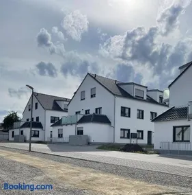 Hochwertige Stilvolle 2 Zimmer Erdgeschoss Wohnung mit großer Terasse und Garten - Image 2