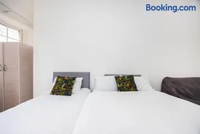 Larger Groups Apartment close to Excel CanaryWharf 02 with Parking - Image 3