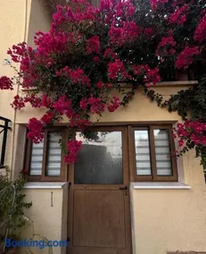 Bougainvillea Garden Apartment - Image 3