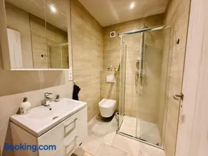 Modern Apartment with Balcony & Private Parking - Image 5